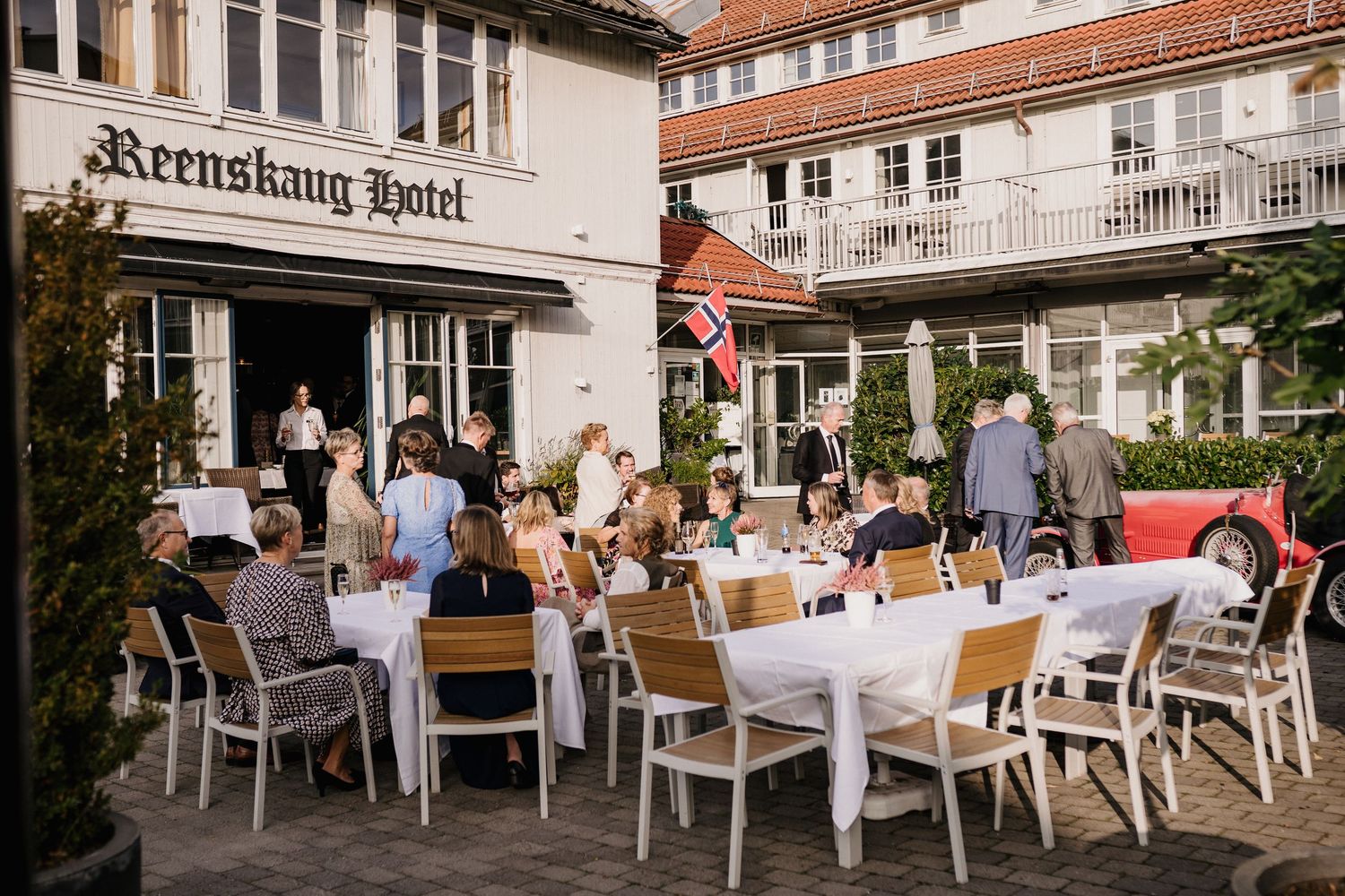 Outdoor dining area at Berenskaun Hotel with guests seated at tables.