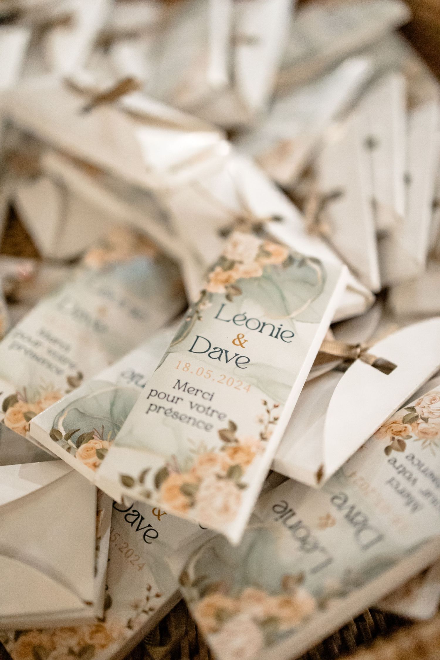 Wedding favor tags with floral design and couple's names Leonie and Dave.