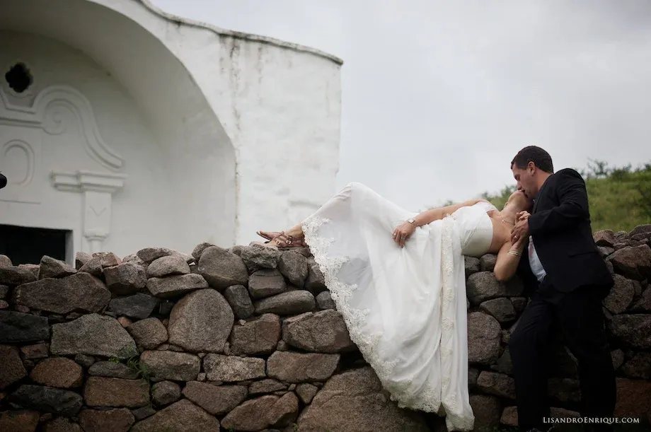 Pareja d novios besándose sobre unas rocas