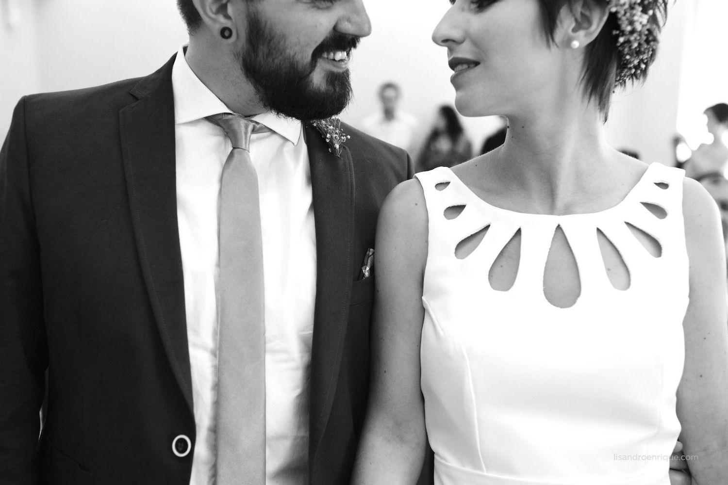 Foto en blanco y negro de los novios mirándose sonrientes muy de cerca