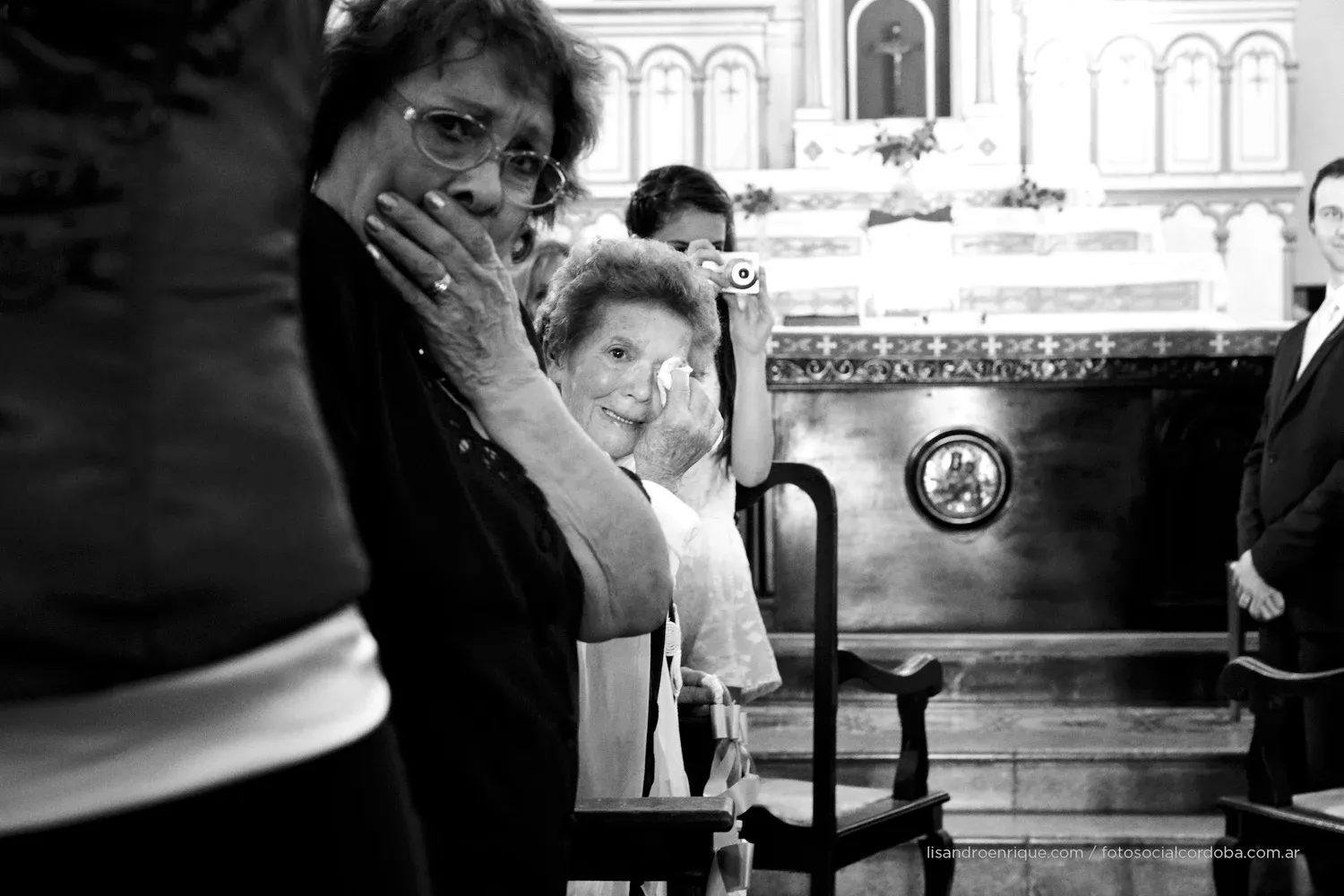 Señora mayo emocionada en un a iglesia viendo entrar a la novia.