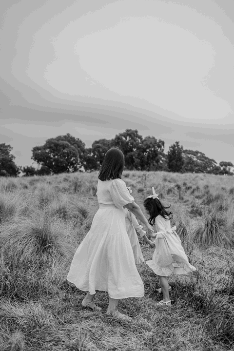 Black and white photo of mother and daughter walking through a grassy field.

Macedon Ranges Family Photographer