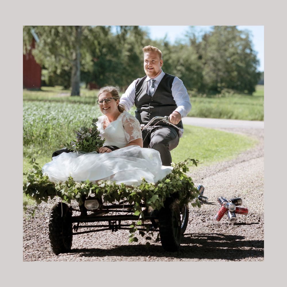 Sprudlande glatt och lyckligt brudpar på flakmoped, solig sommardag. Fotograferat i Hasslösa utanför Lidköping.