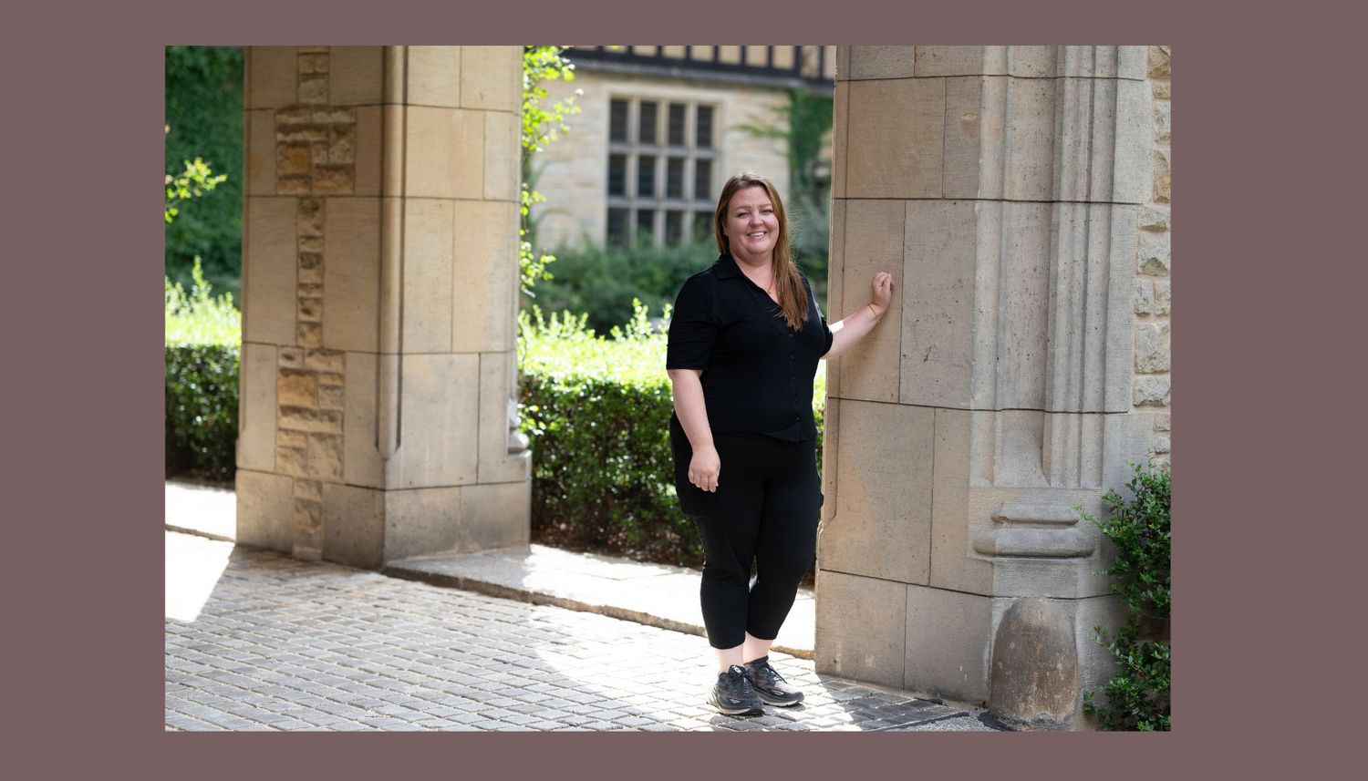 Porträtt på fotografen själv, Sandra. Fint motljus i ett valv på Cecilienhof, Tyskland.