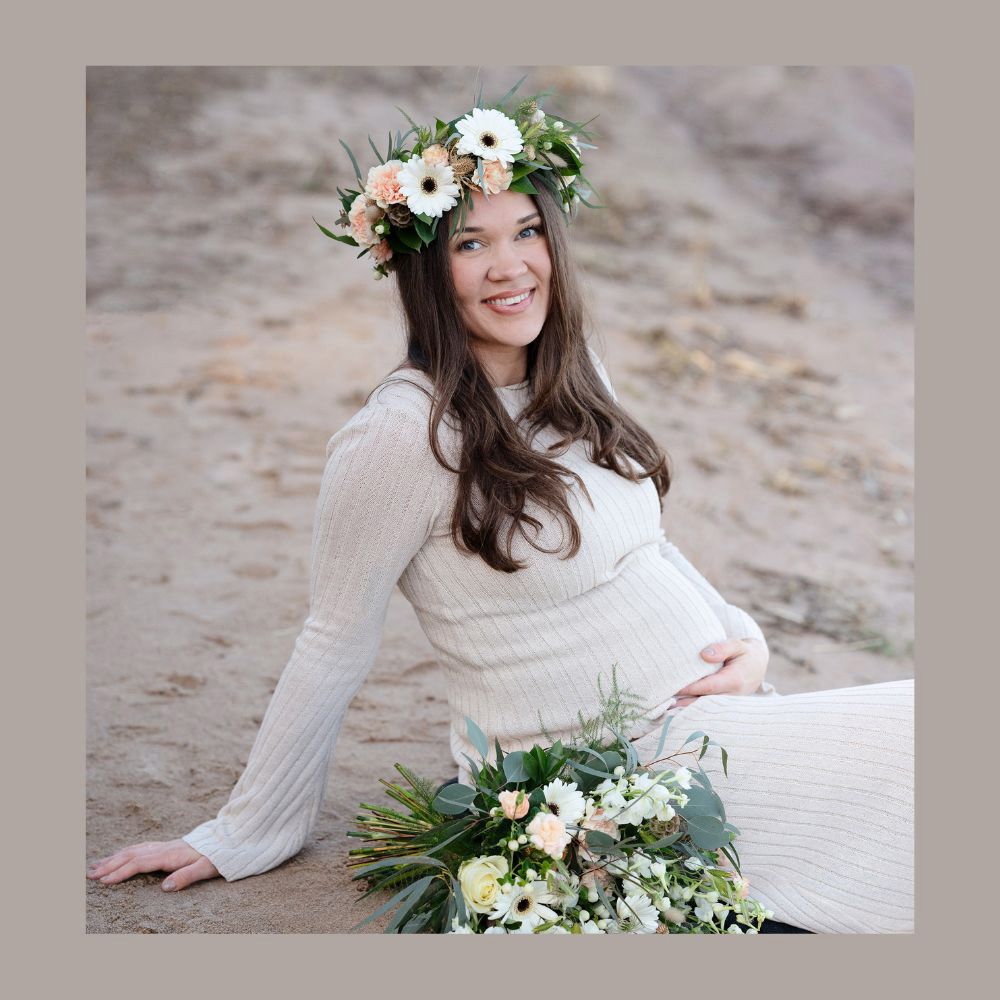 Vacker blivande mamma på en blomstrande gravidfotografering vid Vänerns strand. Fotograferat vid Skogshyddan, Lidköping.