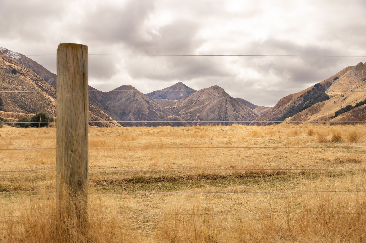 Moke Lake in New Zealand, mountain backdrop.