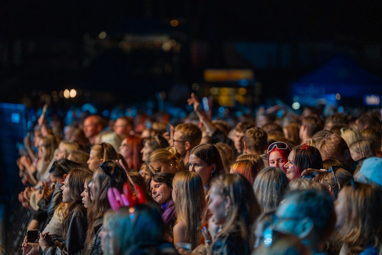 Festivalikülastajad lava ees kuulamas artisti