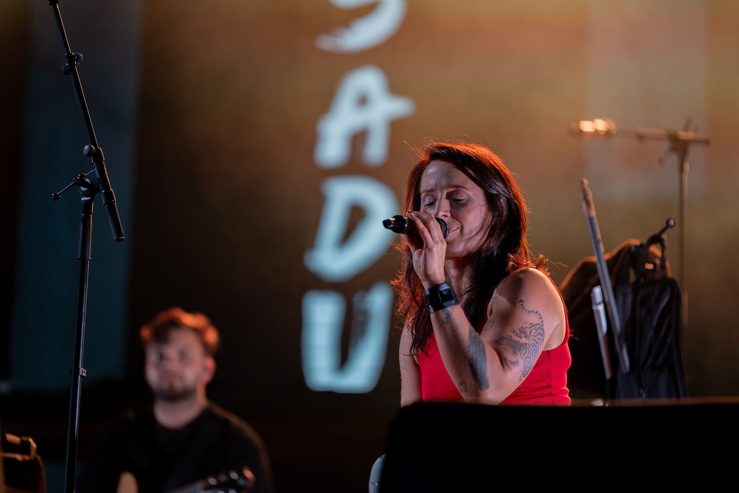 Ansambel SADU esinemas, Sandra Sillamaa laulab, taamal paistmas Frederik küüts