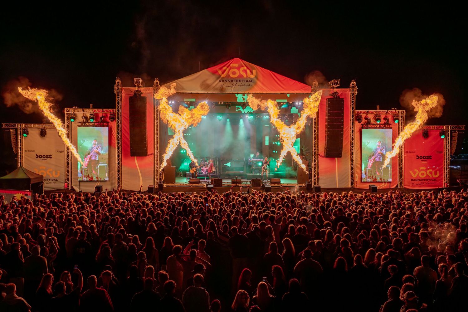 Festival artist Jaagup Kreem, Terminaator. Täis lava ja tuhanded inimesed lava ees. Laval valgusefektid ja tulevihud risti kogu lava kõrguse