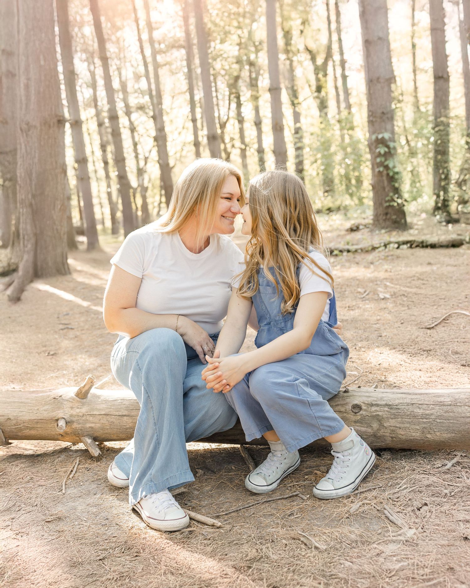 Mother and daughter sitting on a log in Burr Oak Woods, Kansas City – outdoor photo session