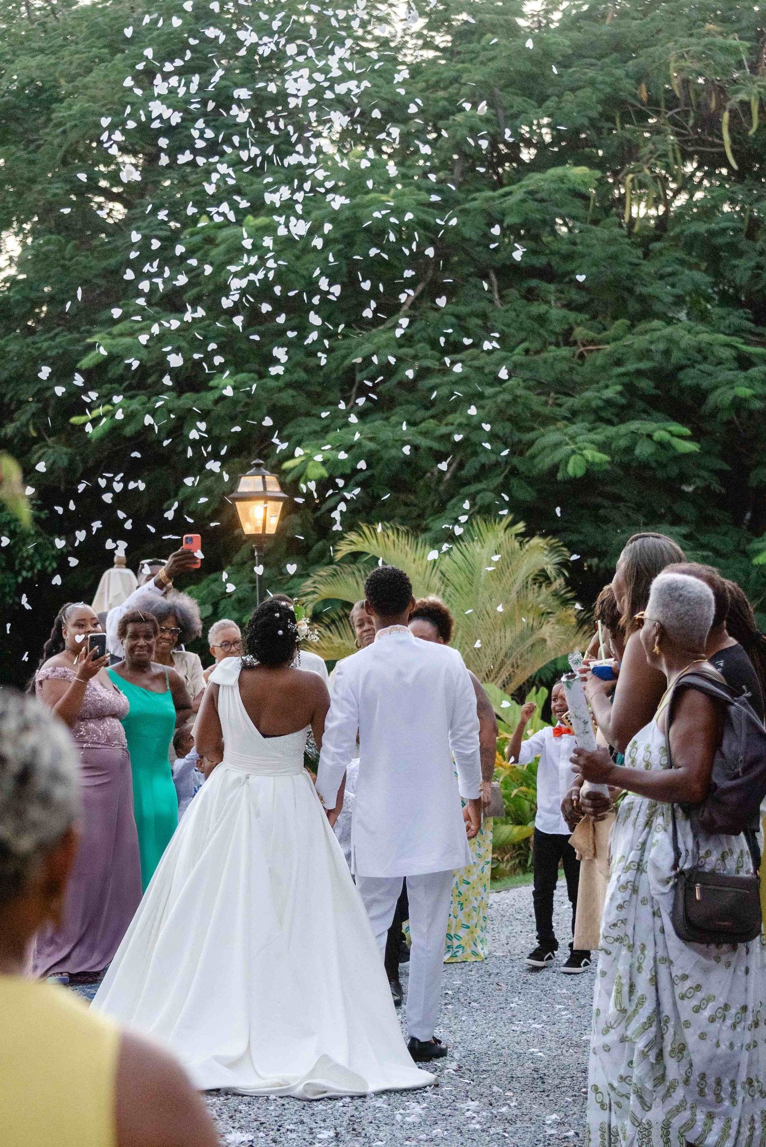 Haie d'honneur pour des mariés à la villa Apolinne à Didier en Martinique.