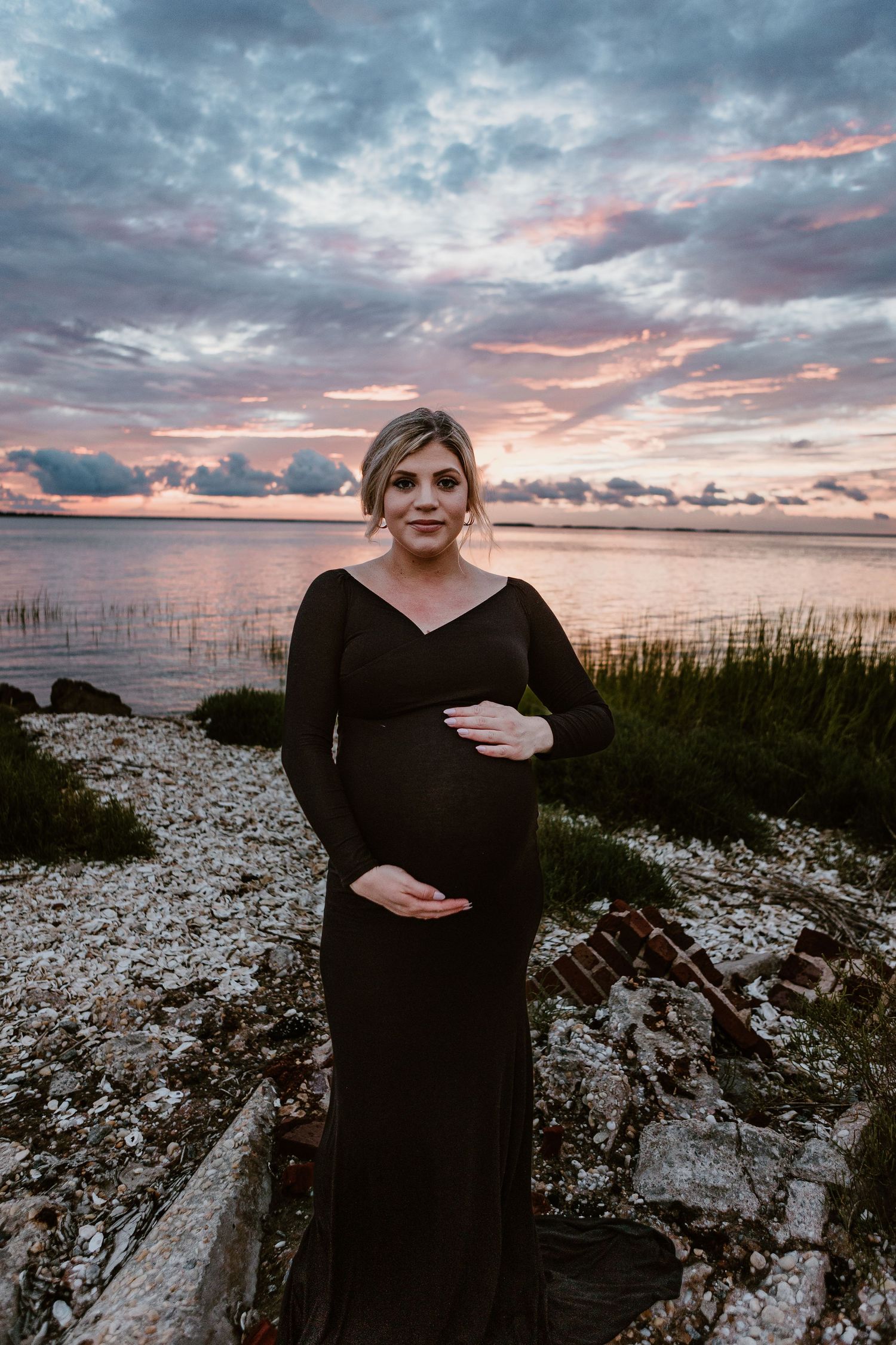 pregnant mom in front of ocean