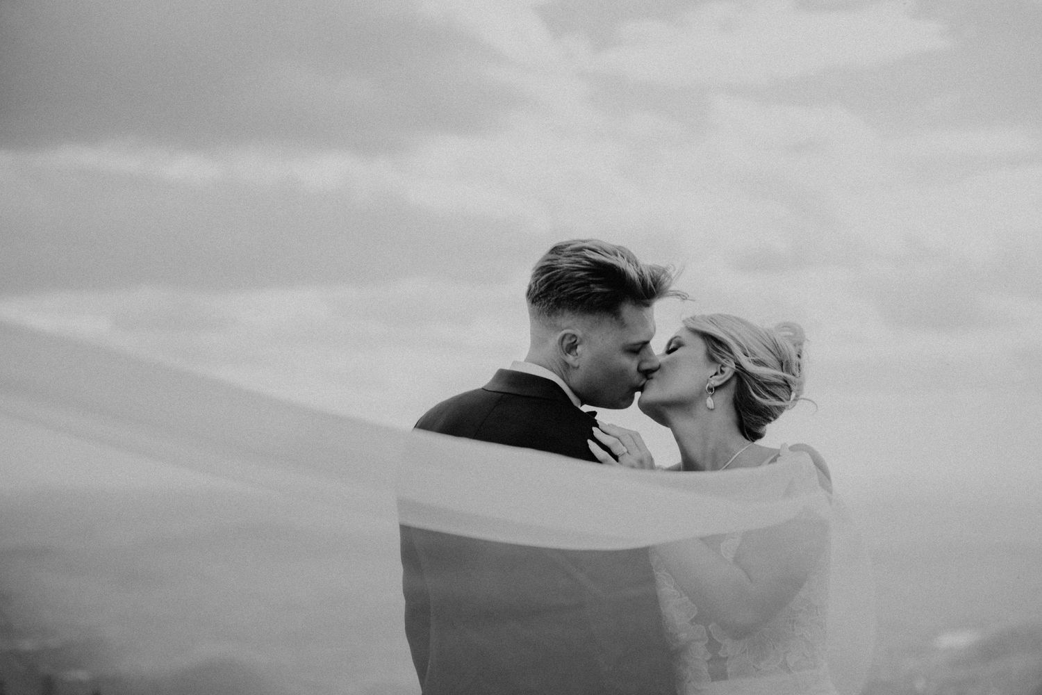 Modern couple in Mont-Tremblant, captured with refined elegance by Veronique Jones. A bespoke blend of documentary and editorial style.