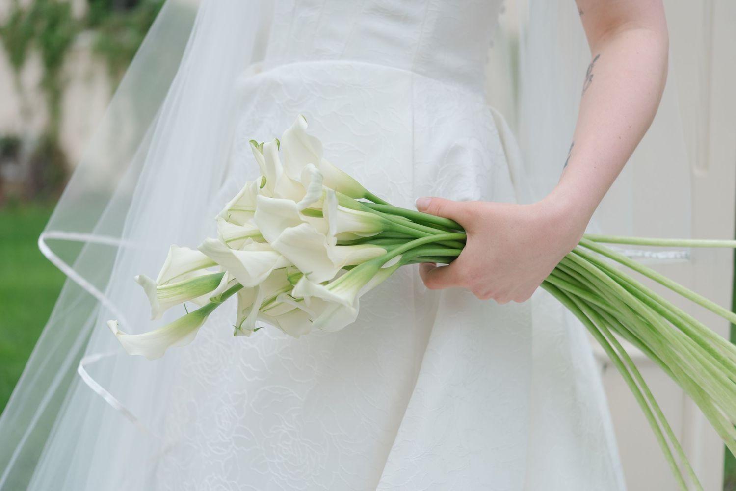 Artful wedding flowers image by Veronique Jones. A refined, timeless narrative capturing raw emotion and sophisticated editorial style.