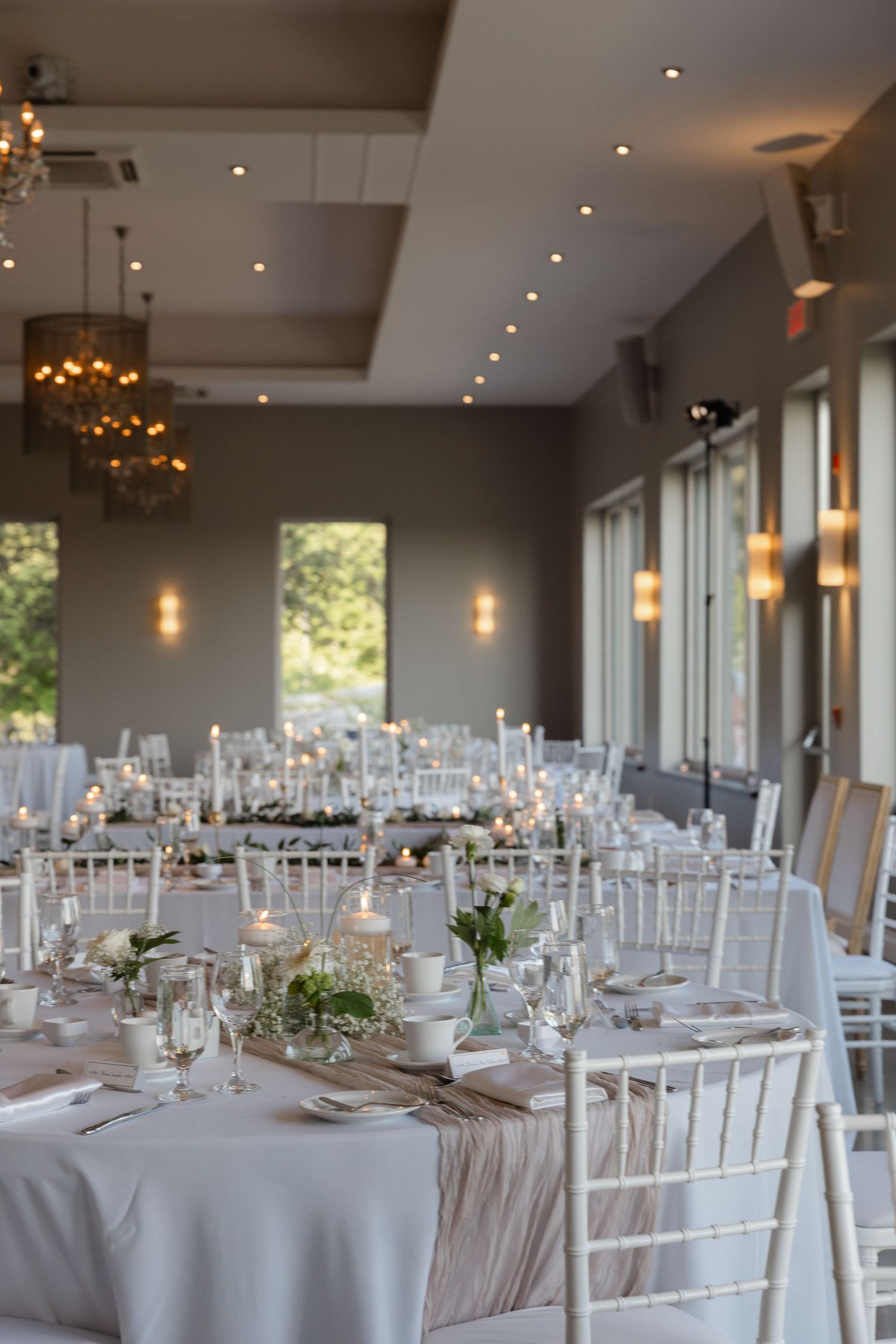 Venue decor at Le Belvedere captured with refined elegance by Veronique Jones. A bespoke blend of documentary and editorial style.