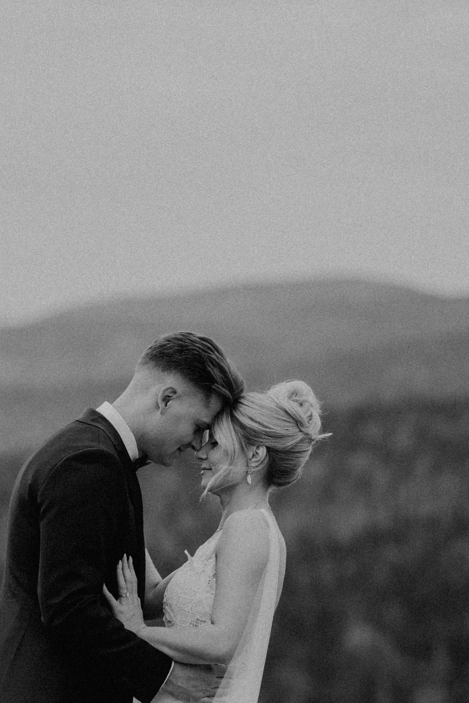 Modern couple in Mont-Tremblant, captured with refined elegance by Veronique Jones. A bespoke blend of documentary and editorial style.