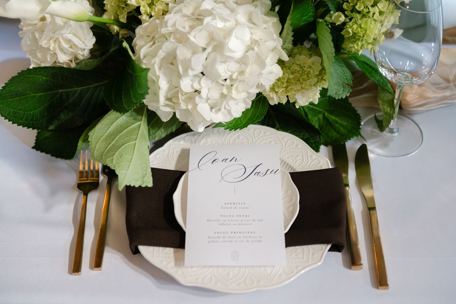 Bespoke wedding florals and elegant table settings at a luxe Montreal wedding, documented with intention by Veronique Jones.