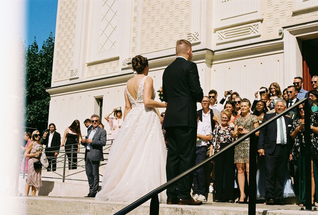 Candid 35mm film photography of a bride and groom, reflecting the authentic and timeless style of Veronique Jones in France.