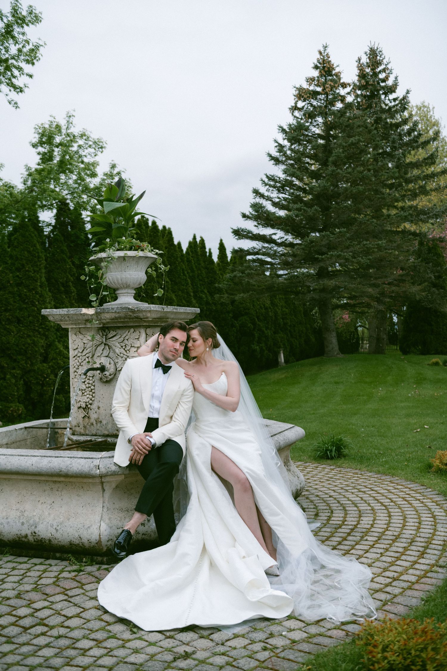 Modern couple at Château Saint-Antoine by Veronique Jones. A refined, editorial narrative in a historic Quebec setting.