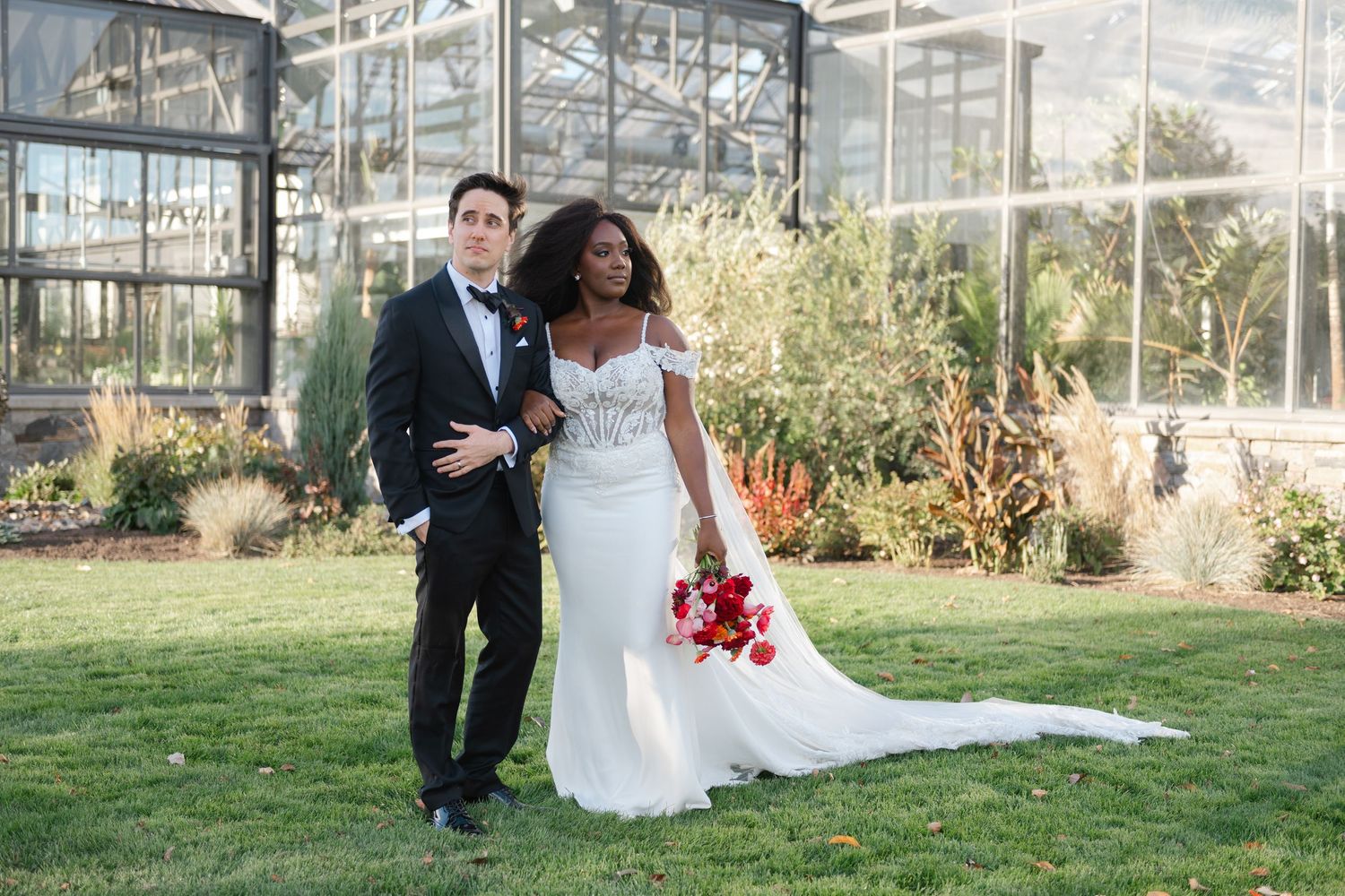 Modern couple in Ottawa at Aquatopia, captured with refined elegance by Veronique Jones. A bespoke blend of documentary and editorial style.