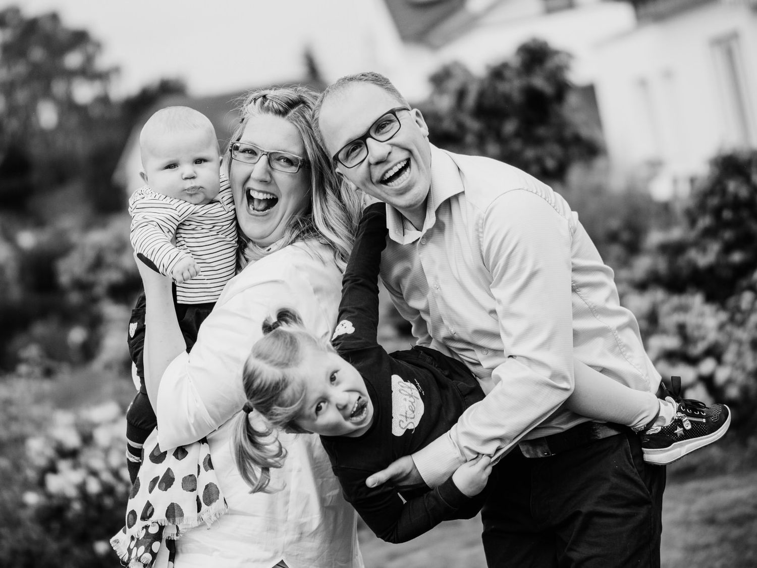 Lebendige Familienfotos in der Natur, modern und ungestellt, fotografiert in Bochum von Christina Förster Fotografie