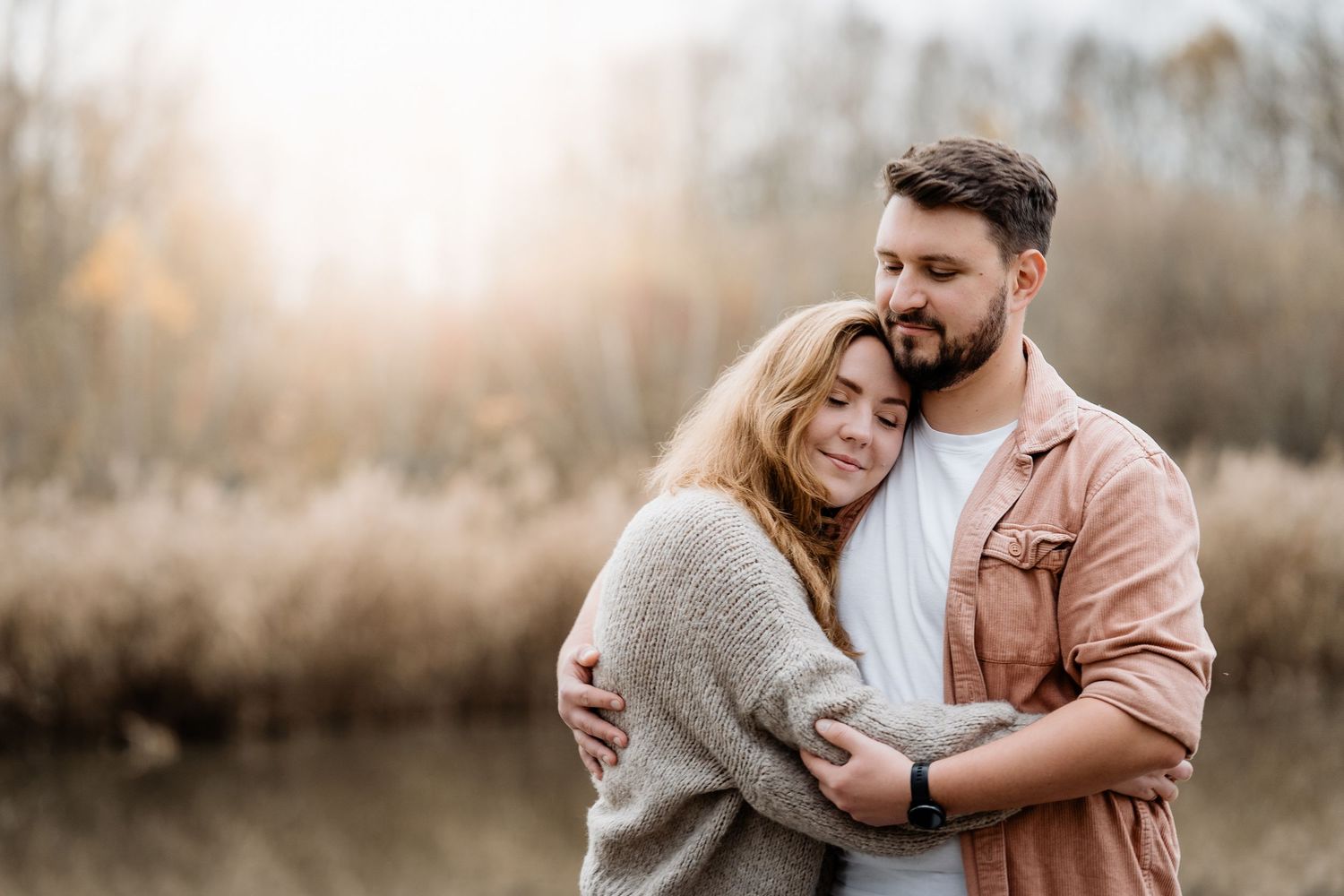 Romantisches Pärchenfoto am See, fotografiert von Fotografin Christina Förster, Fotograf Bochum, Witten, Dortmund, Ruhrgebiet, NRW