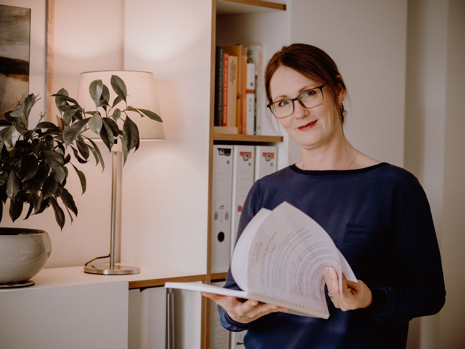 Businessportrait einer Frau bei der Arbeit, fotografiert von Fotografin Christina Förster, Fotograf Bochum