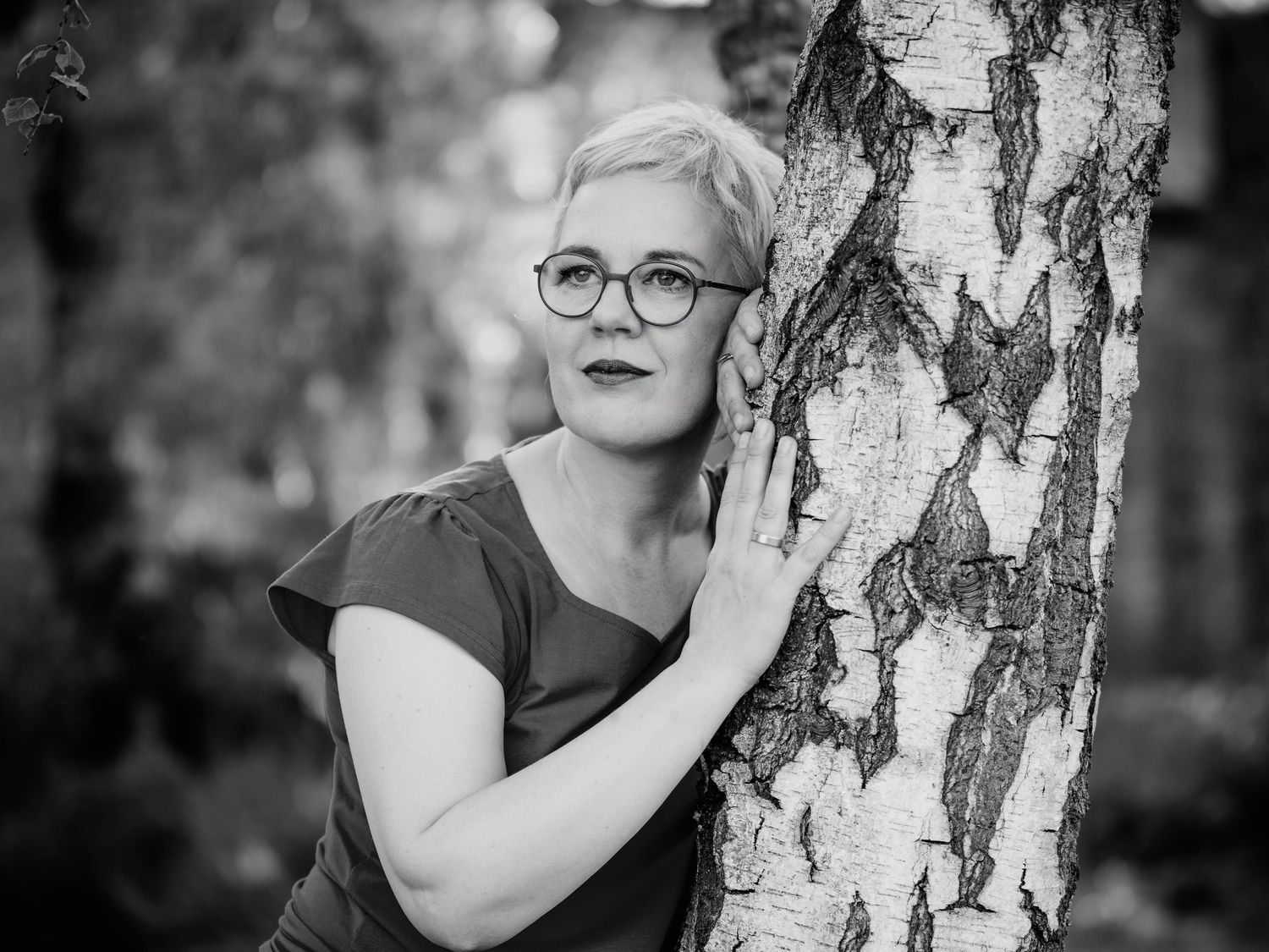 Headshot in Bochum, Businessportrait einer Frau vor urbanem Hintergrund, Bewerbungsfotos von Christina Förster, modern & authentisch