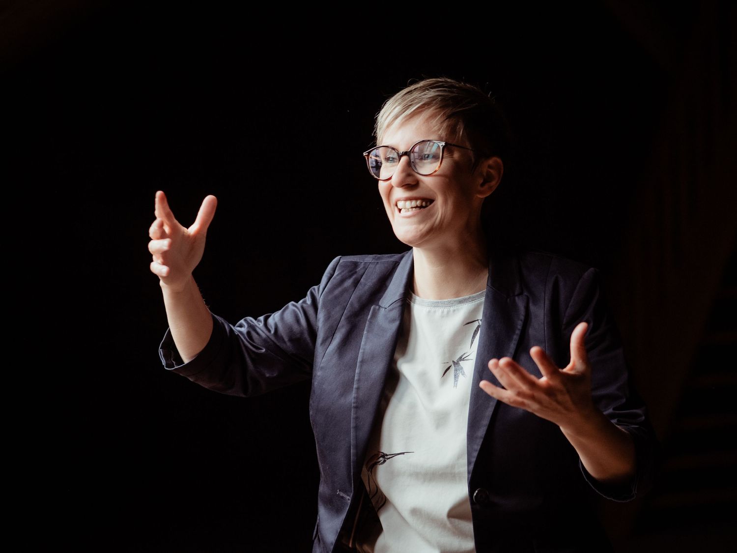 Lebendiges, minimalistisches Business Portrait einer Frau, fotografiert von Fotografin Christina Förster, Fotograf Bochum, NRW