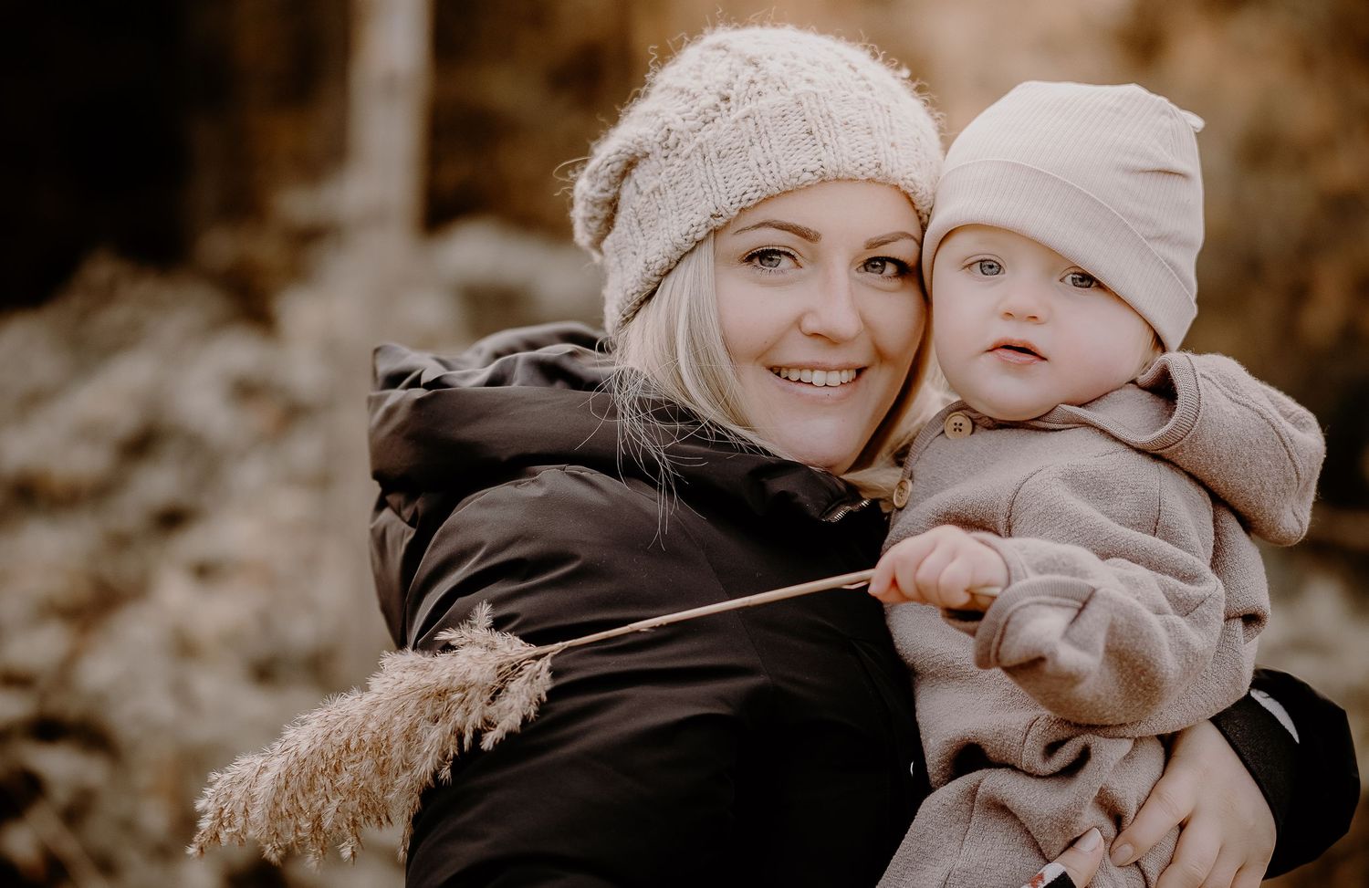 Lebendige Familienfotos in der Natur, modern und ungestellt, fotografiert in Bochum von Christina Förster Fotografie