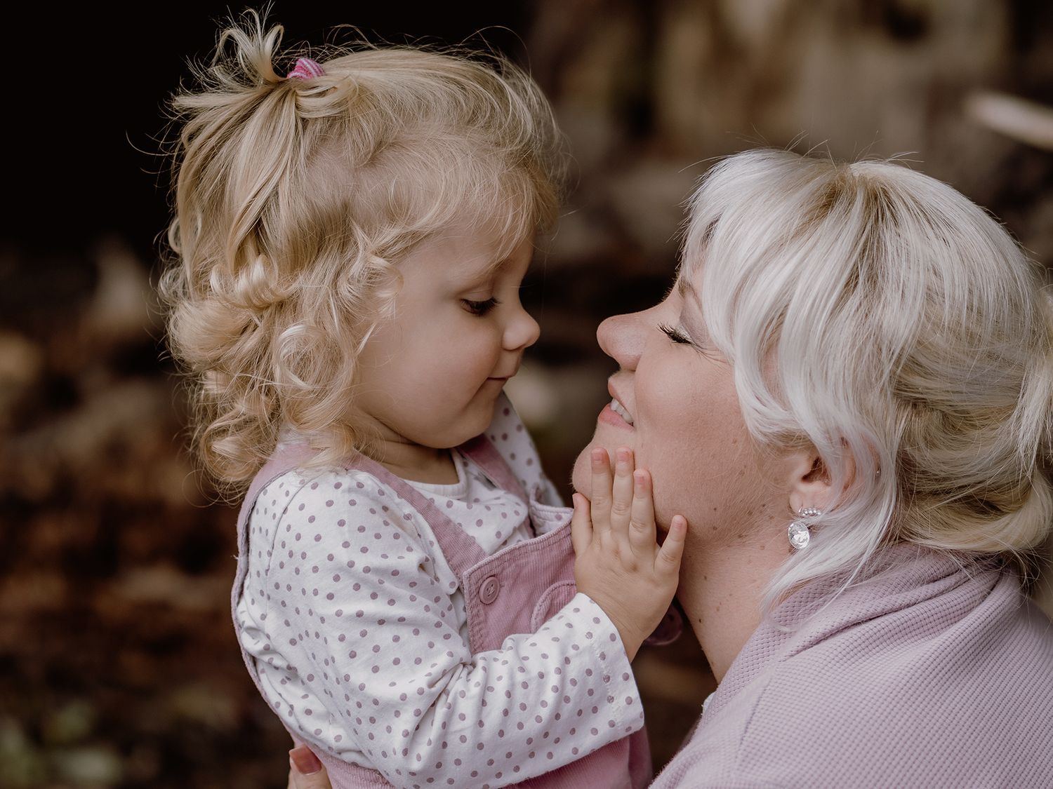 Lebendige Familienfotos in der Natur, modern und ungestellt, fotografiert in Bochum von Christina Förster Fotografie