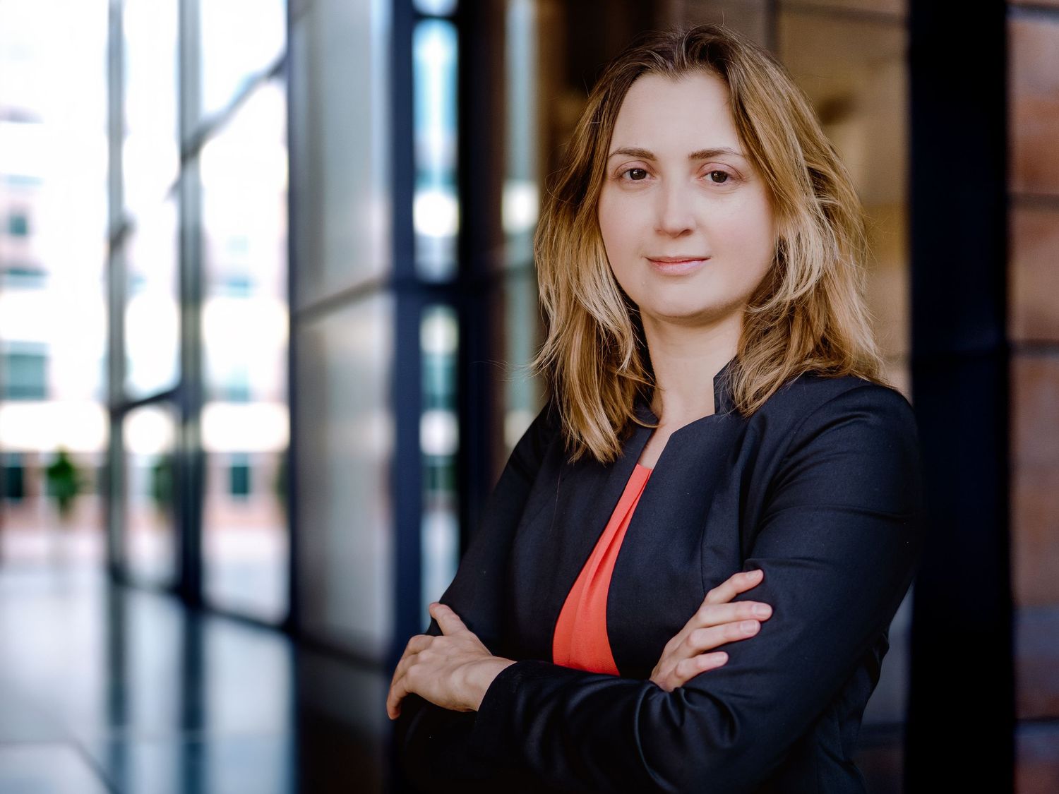 Headshot in Bochum, Businessportrait einer Frau vor urbanem Hintergrund, Bewerbungsfotos von Christina Förster, modern & authentisch