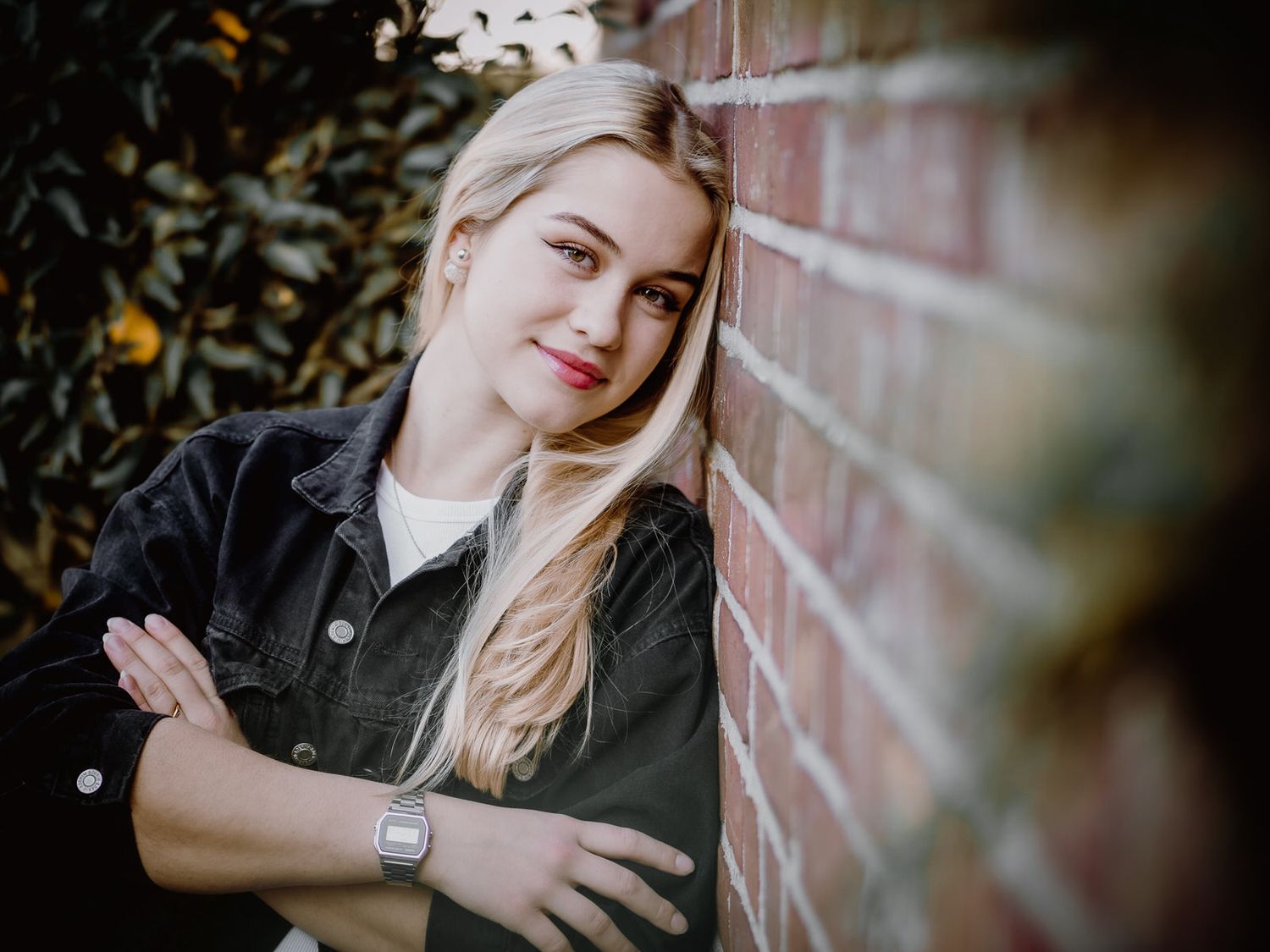 Headshot in Bochum, Businessportrait einer Frau vor urbanem Hintergrund, Bewerbungsfotos von Christina Förster, modern & authentisch