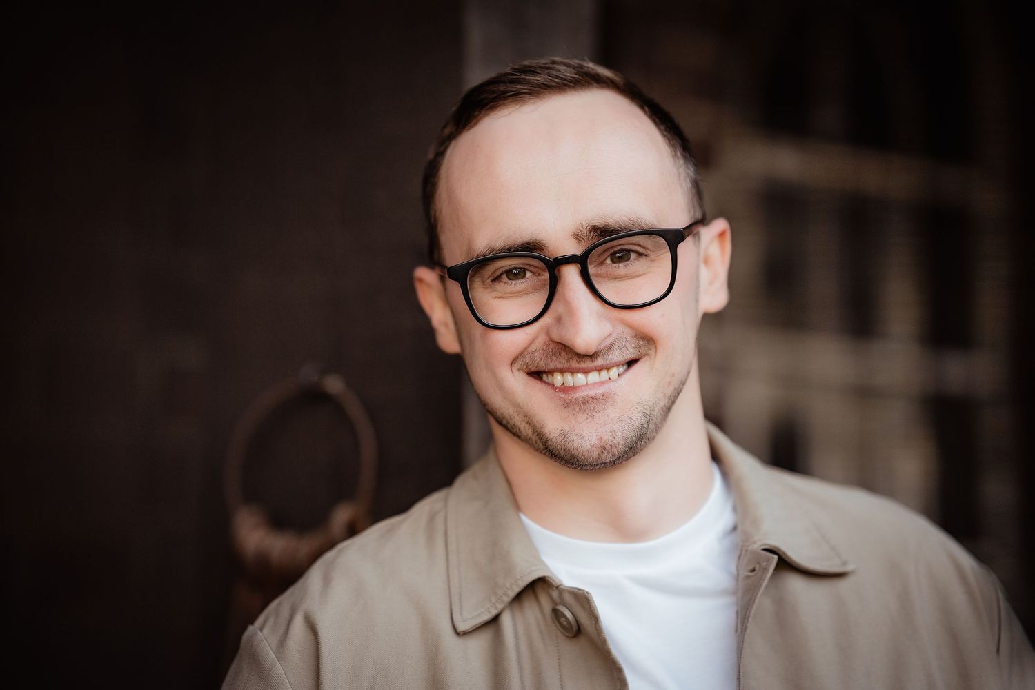Headshot in Bochum, Businessportrait eines Mannes vor urbanem Hintergrund, Bewerbungsfotos von Christina Förster, modern & authentisch