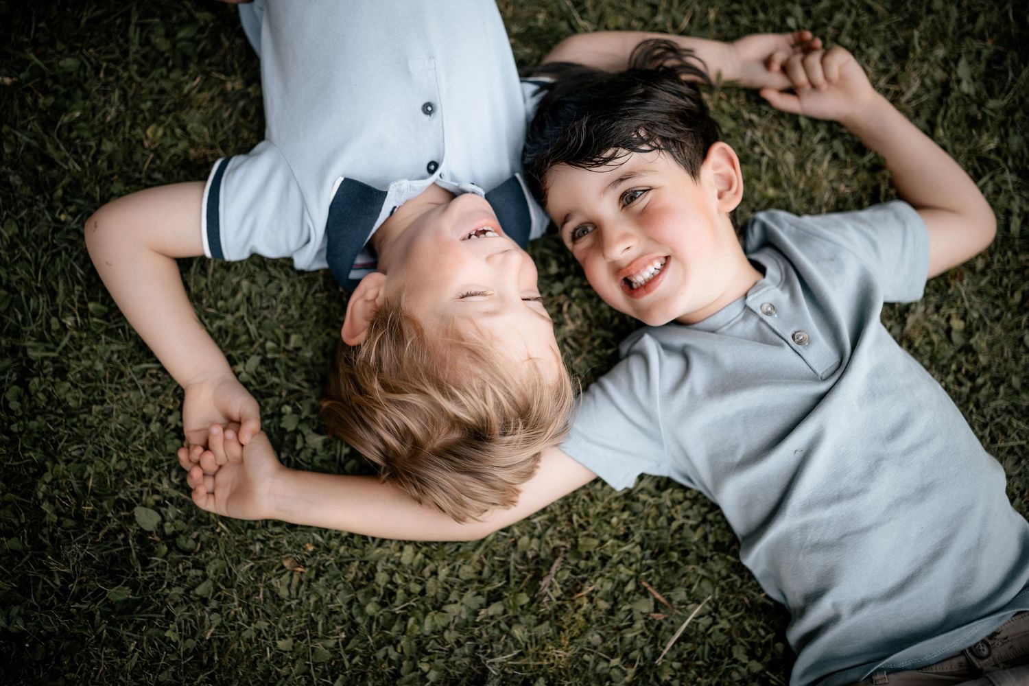 Zwei kleine Jungs beim spielen. Entpanntes Fotoshooting für Familien und Kinder ohne starre Posen von Christina Förster Fotografie in Bochum