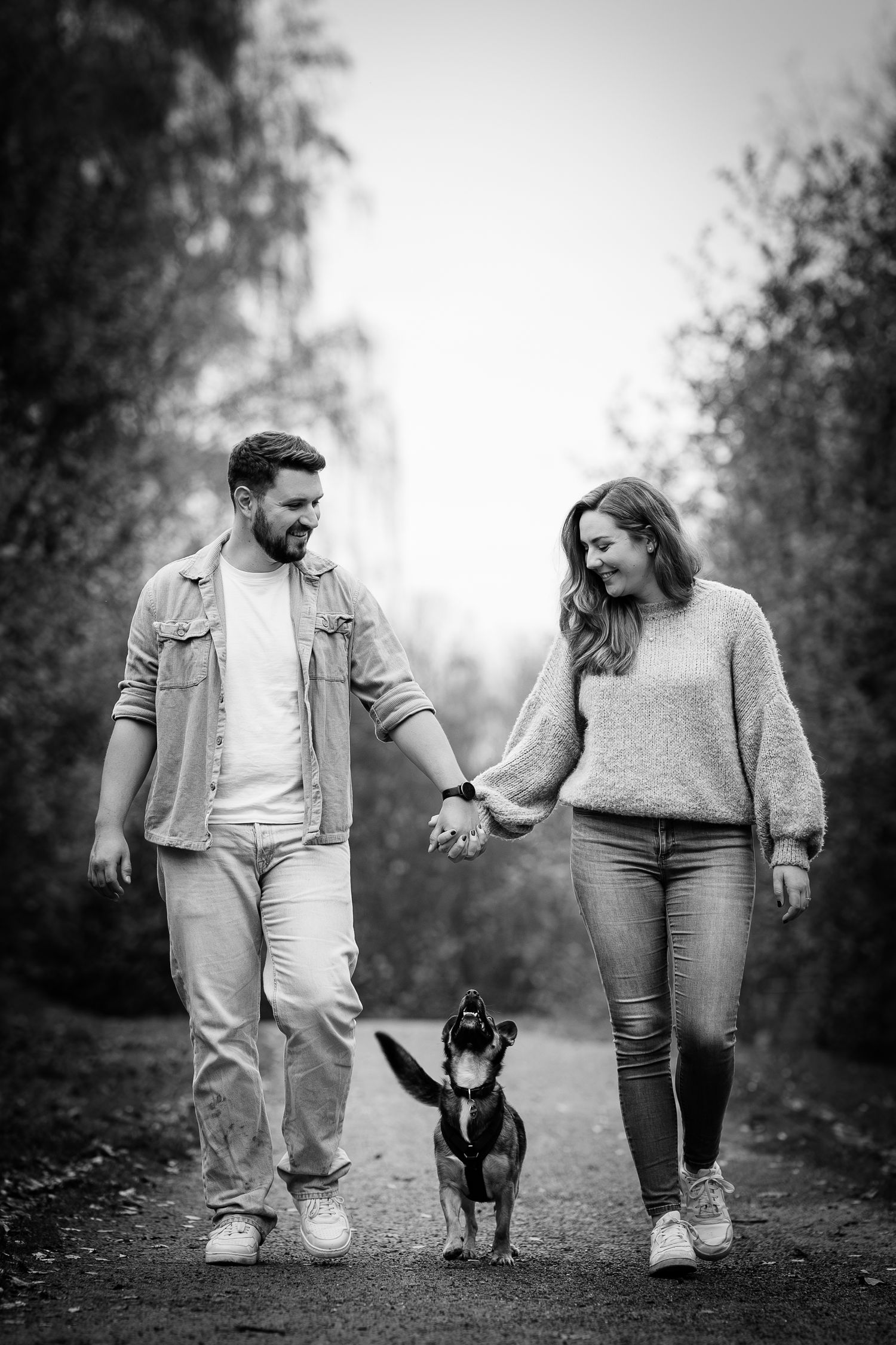 Pärchenfoto mit Hund in der Natur, fotografiert von Fotografin Christina Förster, Fotograf Bochum, Witten, Dortmund, Ruhrgebiet, NRW