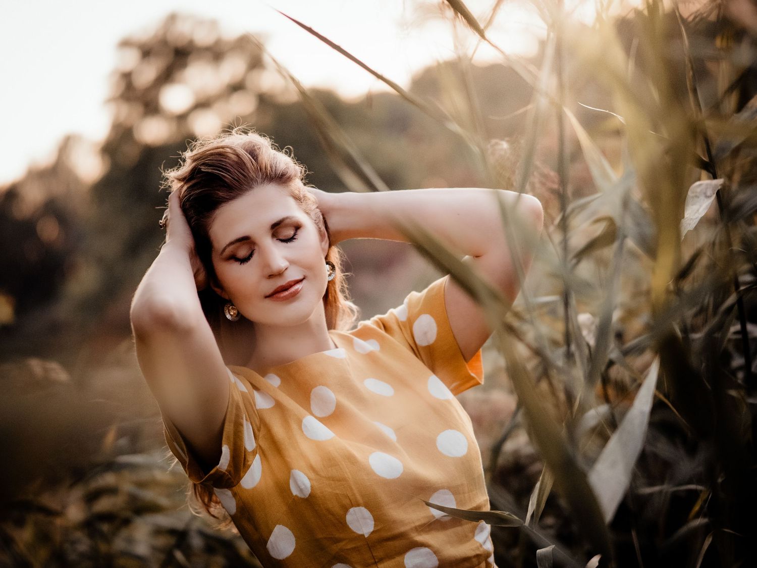 Nahes Personality Portrait einer jungen Frau in der Natur, fotografiert von Fotografin Christina Förster, Fotograf Bochum, NRW