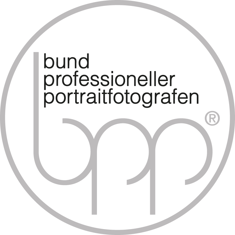 Gray circular logo of Bund Professioneller Portraitfotografen (BPP), featuring stylized letters and registered trademark symbol.