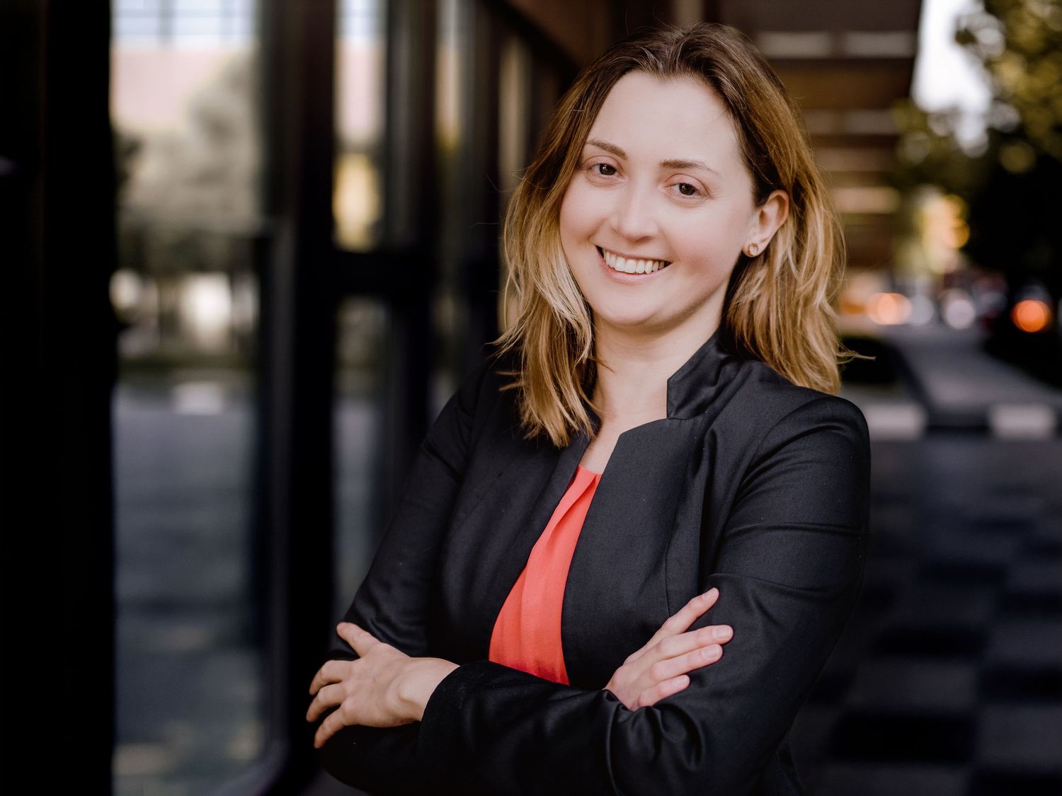 Headshot in Bochum, Businessportrait einer Frau vor urbanem Hintergrund, Bewerbungsfotos von Christina Förster, modern & authentisch