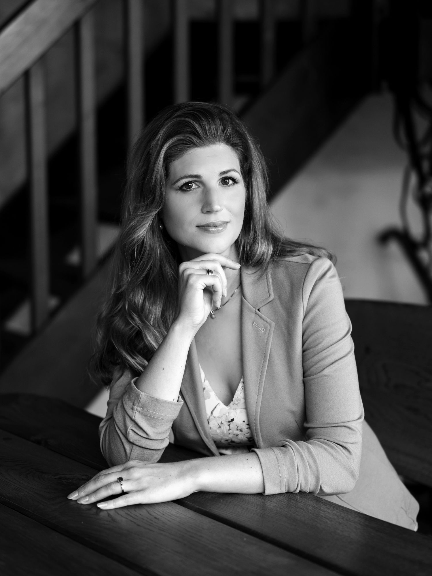 Nahes Business Portrait einer Frau in der Natur, fotografiert von Fotografin Christina Förster, Fotograf Bochum, NRW