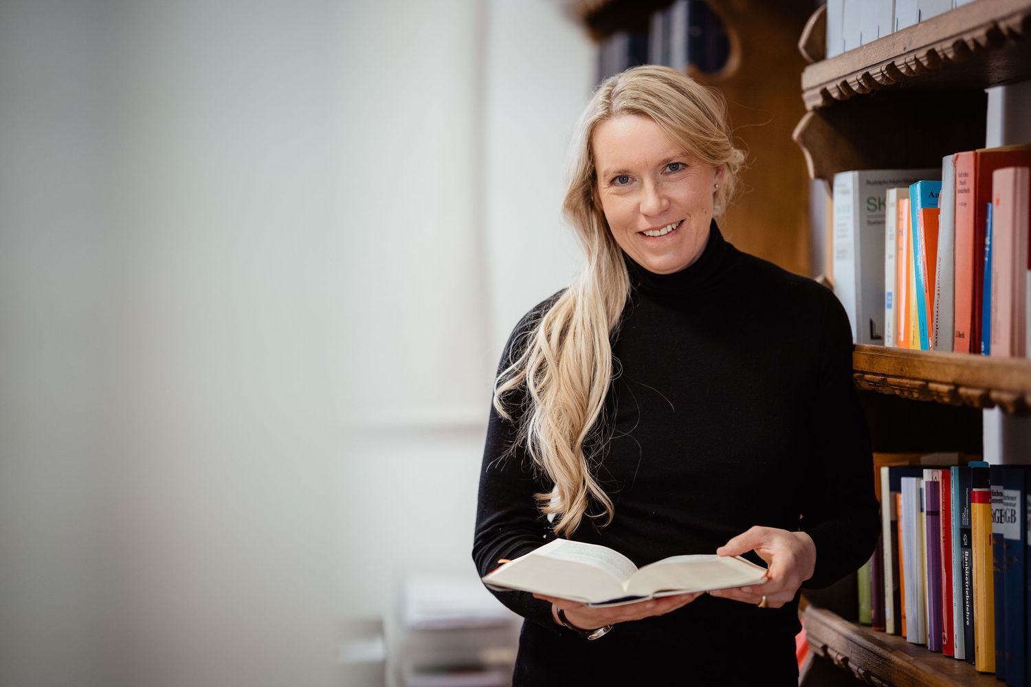 Business Portrait einer Frau bei der Arbeit, fotografiert von Fotografin Christina Förster, Fotograf Bochum, Witten, Ruhrgebiet