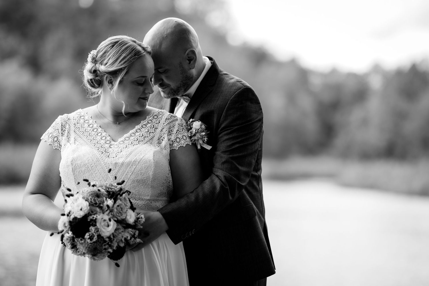 Hochzeitsfotograf Witten, Christina Förster Fotografie - Brautpaar in schwarzweiss, emotionale Hochzeitsfotos