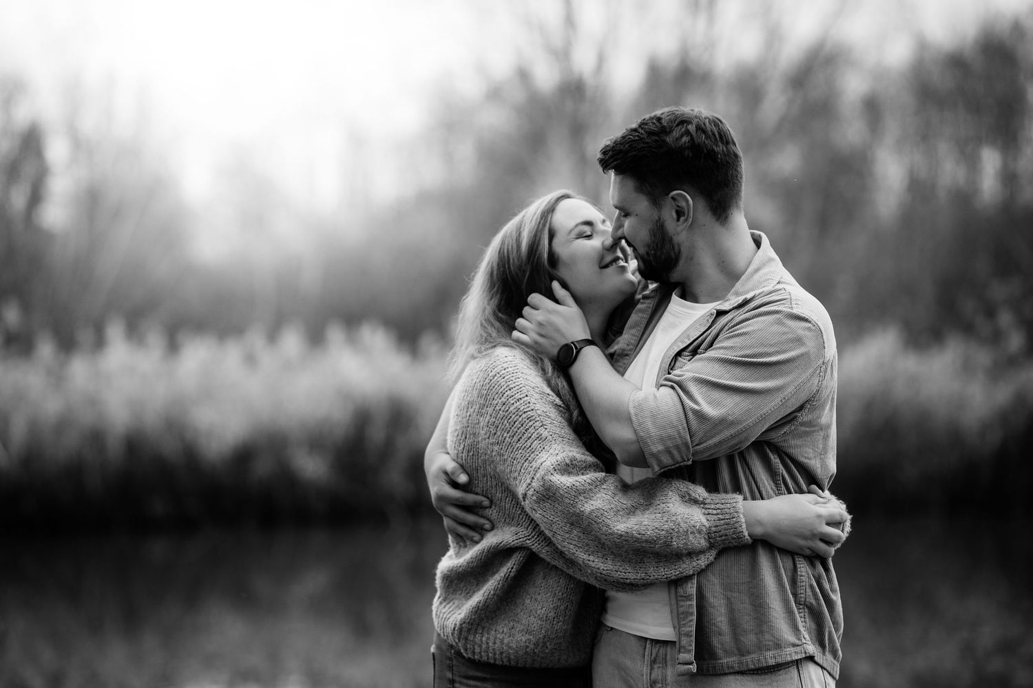 Romantisches Pärchenfoto am See, fotografiert von Fotografin Christina Förster, Fotograf Bochum, Witten, Dortmund, Ruhrgebiet, NRW