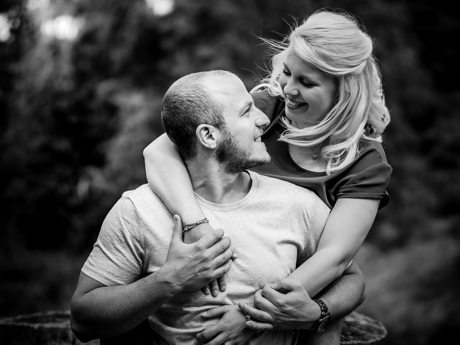Romantisches Pärchenfoto in der Natur, fotografiert von Fotografin Christina Förster, Fotograf Bochum, Witten, Dortmund, Ruhrgebiet, NRW