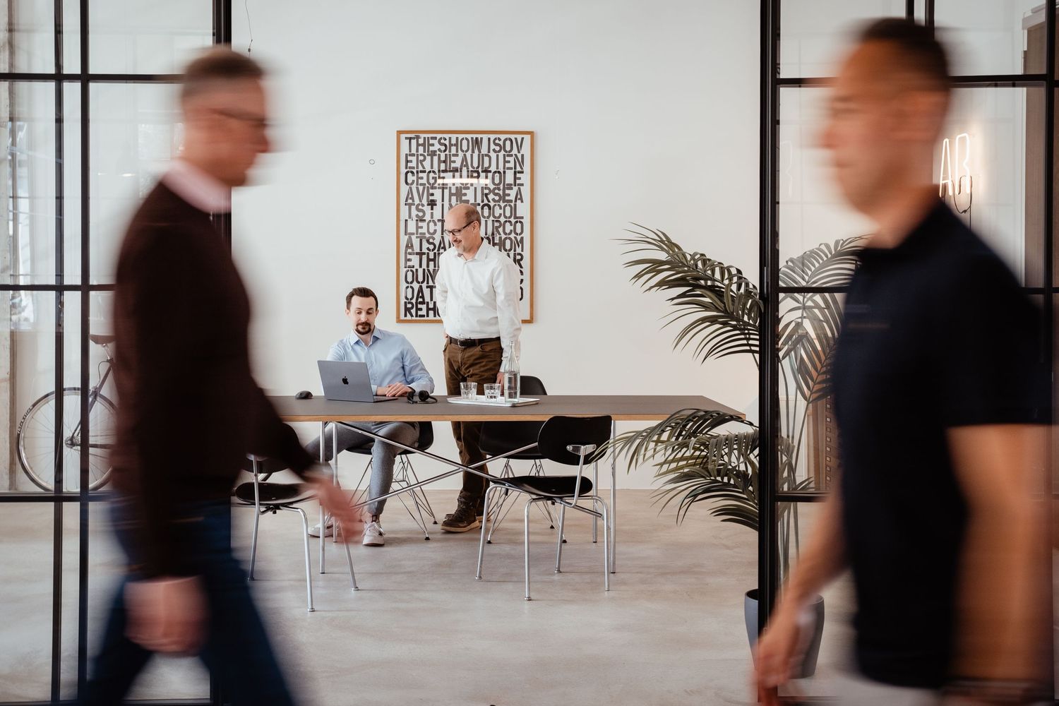 Team im Büro, Businessportrait in Bochum, fotografieret von Fotografin Christina Förster