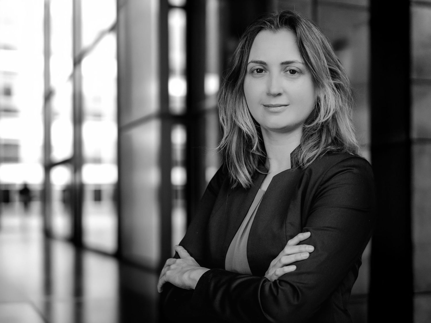 Headshot in Bochum, Businessportrait einer Frau vor urbanem Hintergrund, Bewerbungsfotos von Christina Förster, modern & authentisch