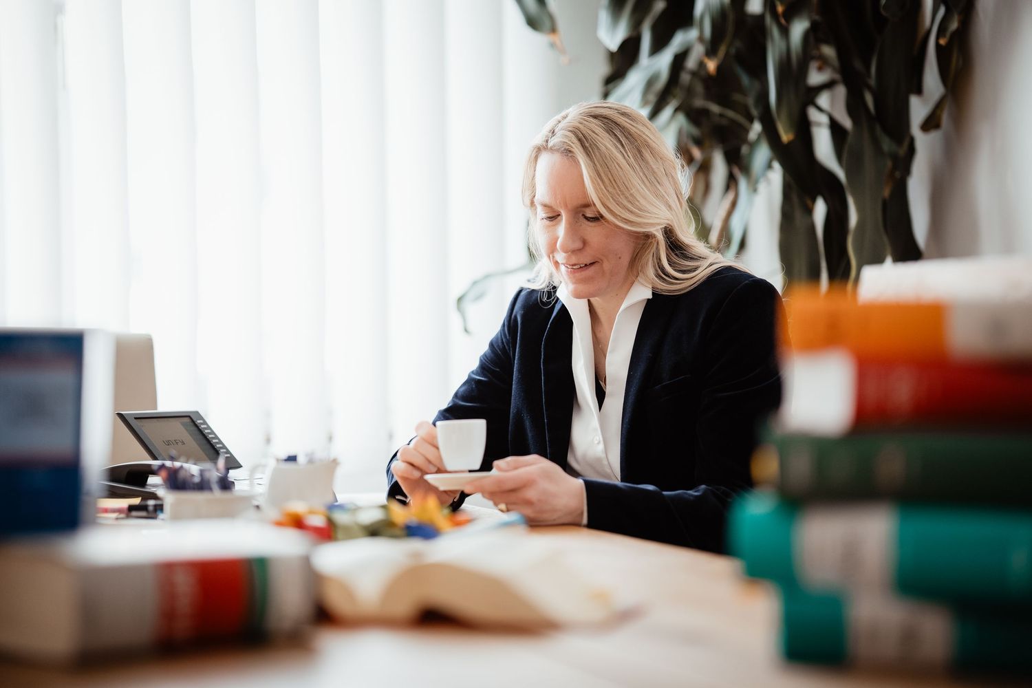 Business Portrait einer Frau bei der Arbeit, fotografiert von Fotografin Christina Förster, Fotograf Bochum, Witten, Ruhrgebiet