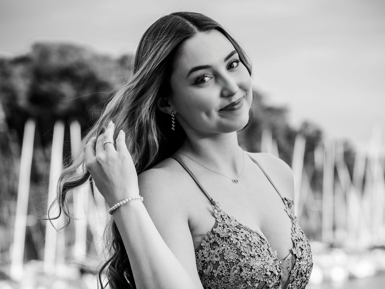 Headshot in Bochum, Businessportrait einer Frau vor urbanem Hintergrund, Bewerbungsfotos von Christina Förster, modern & authentisch
