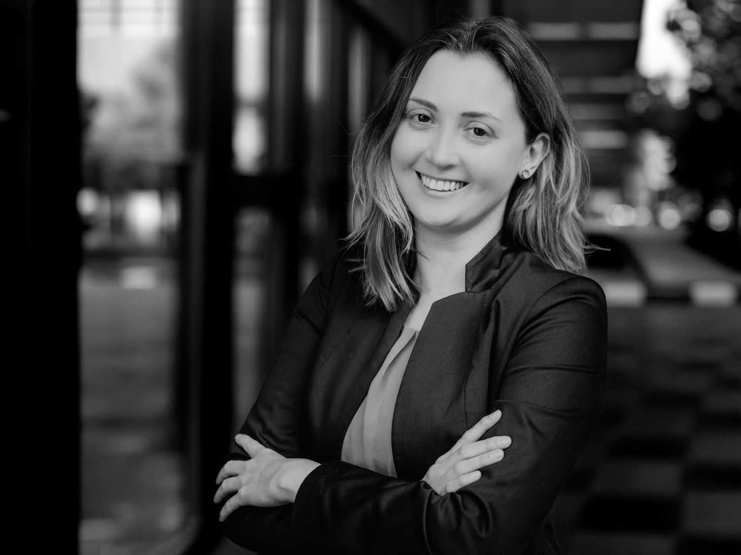 Headshot in Bochum, Businessportrait einer Frau vor urbanem Hintergrund, Bewerbungsfotos von Christina Förster, modern & authentisch