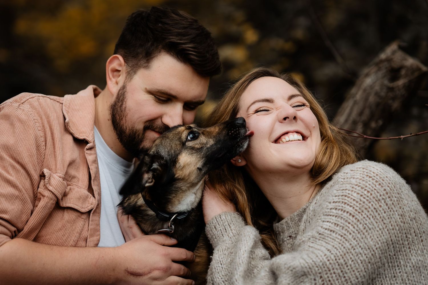 Pärchenfoto mit Hund in der Natur, fotografiert von Fotografin Christina Förster, Fotograf Bochum, Witten, Dortmund, Ruhrgebiet, NRW